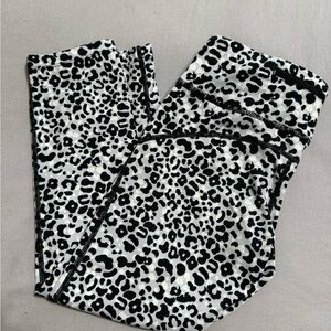 Nike Dry-Fit Capris in black/grey leopard